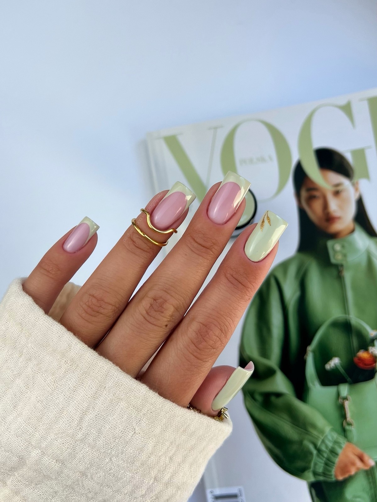 Фісташковий манікюр весни 2026, який виглядає дорого