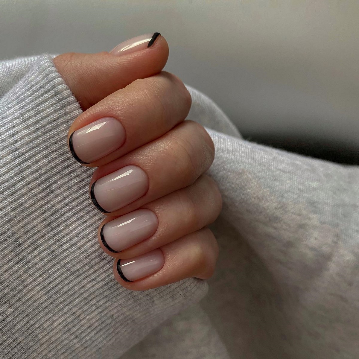 Френч на короткі нігті квітня: акуратний манікюр, який повернувся