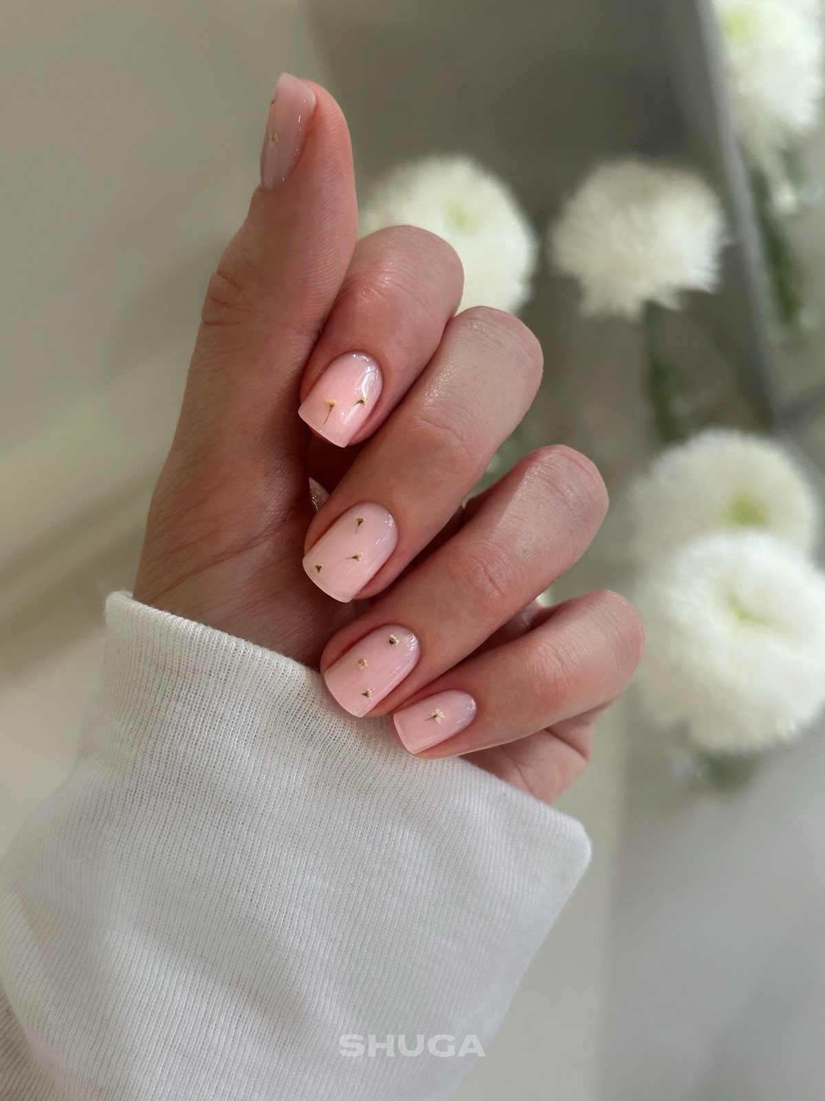 Манікюр на короткі нігті квітня: чистота і стиль