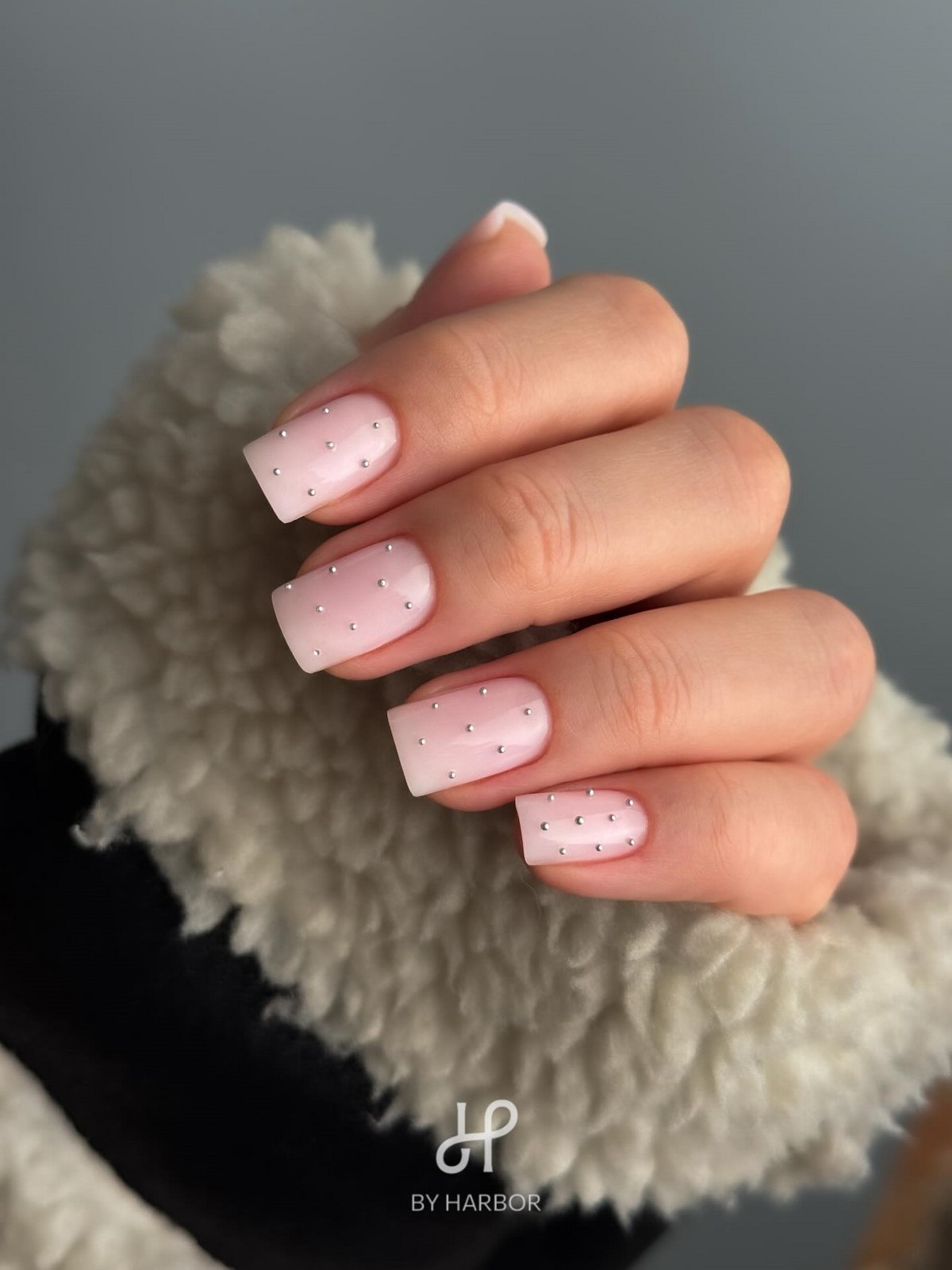 Мінімалістичний манікюр на короткі нігті квітня без зайвого