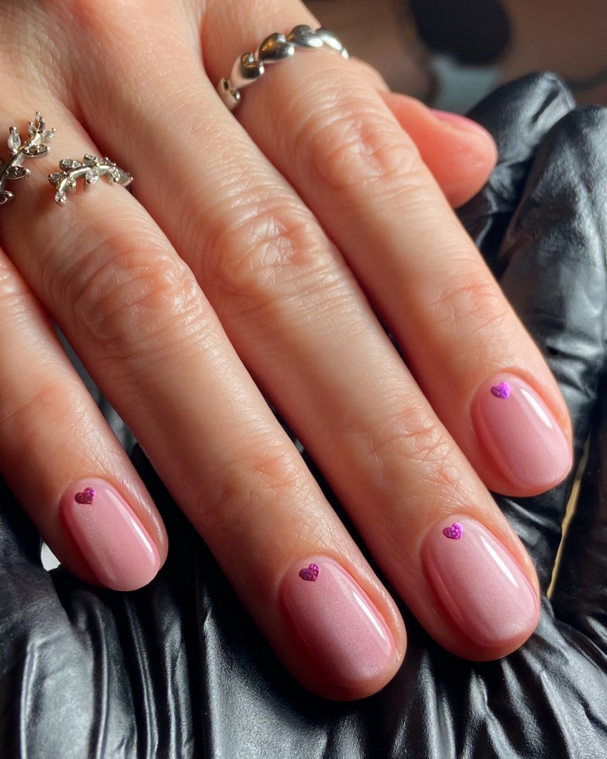 Нюдовий манікюр на короткі нігті квітня: ідеї ніжності