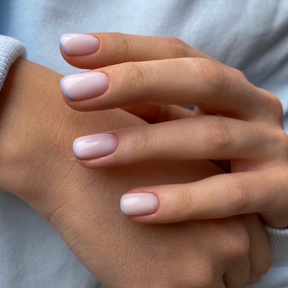 Френч на короткі нігті квітня: акуратний манікюр, який повернувся