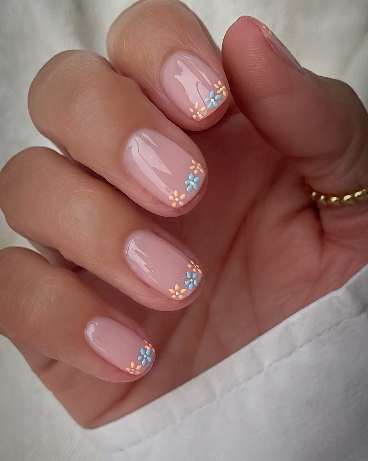 Модні кольори для коротких нігтів весни 2026: головні відтінки