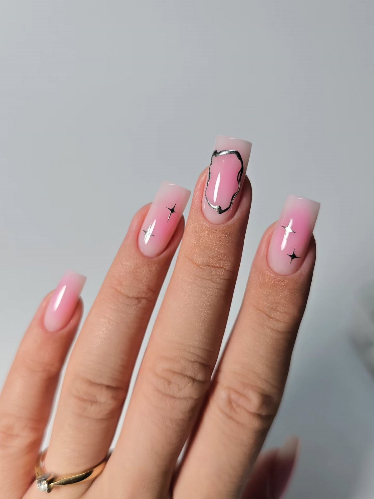 Aura-манікюр весни 2026 – тренд ніжного сяйва