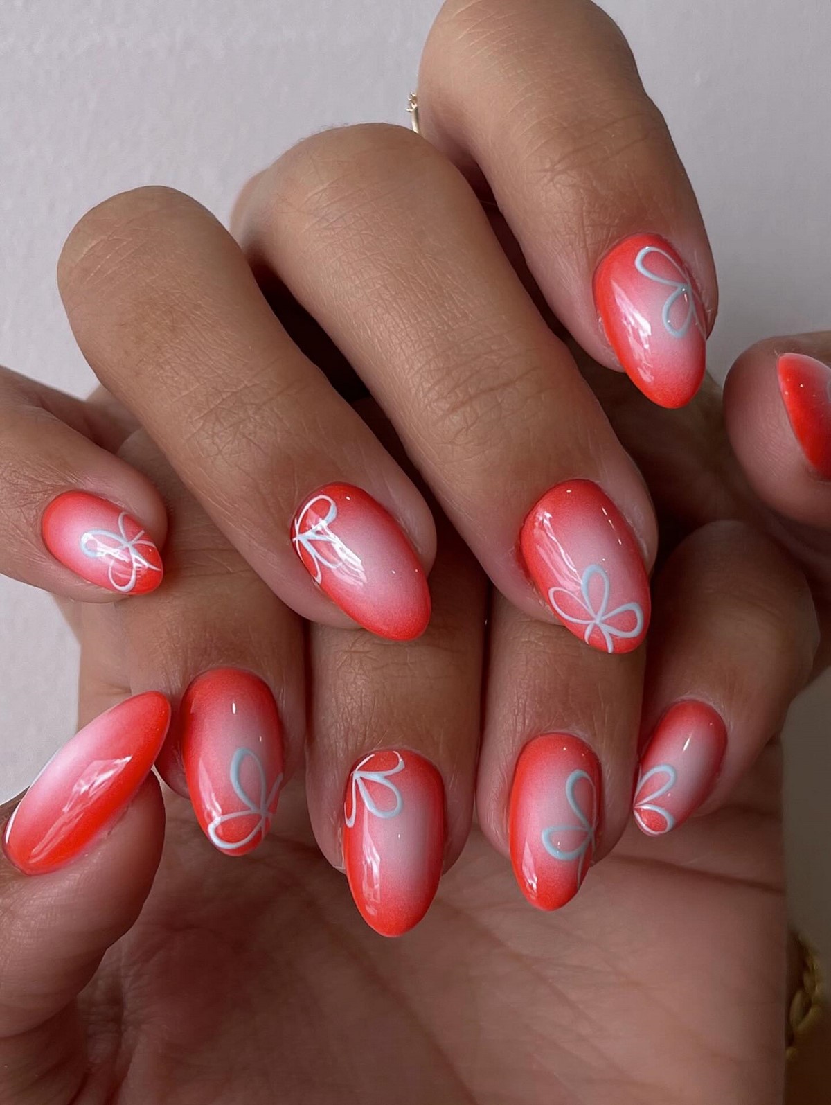 Aura-манікюр весни 2026 – тренд ніжного сяйва