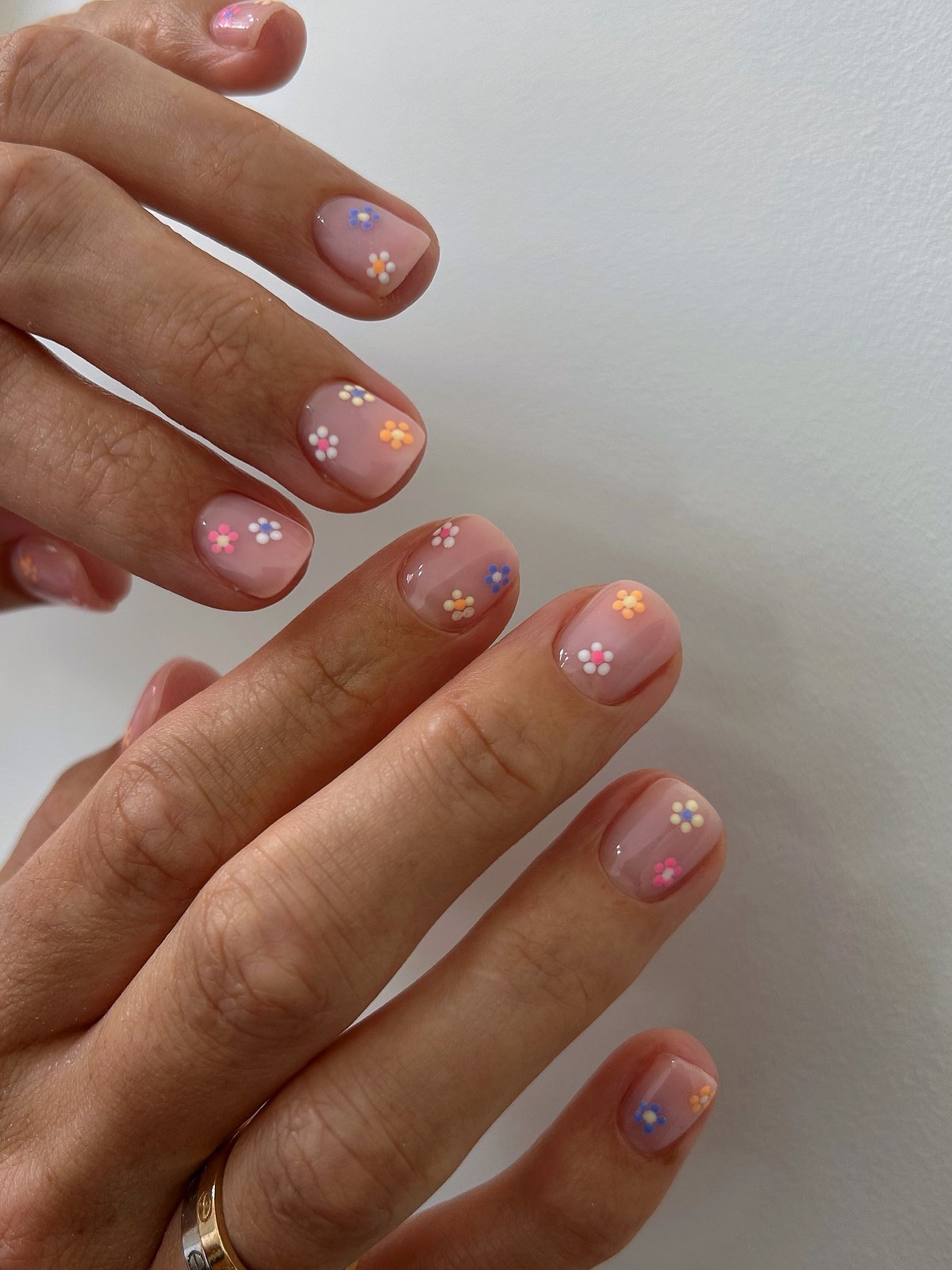 Бежевий манікюр на короткі нігті: тихий тренд, який виглядає дорого