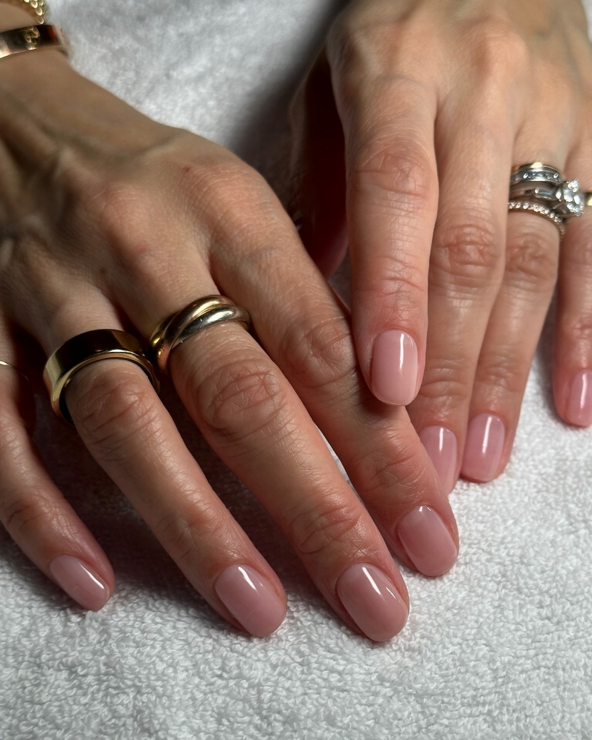 Бежевий манікюр на короткі нігті: тихий тренд, який виглядає дорого