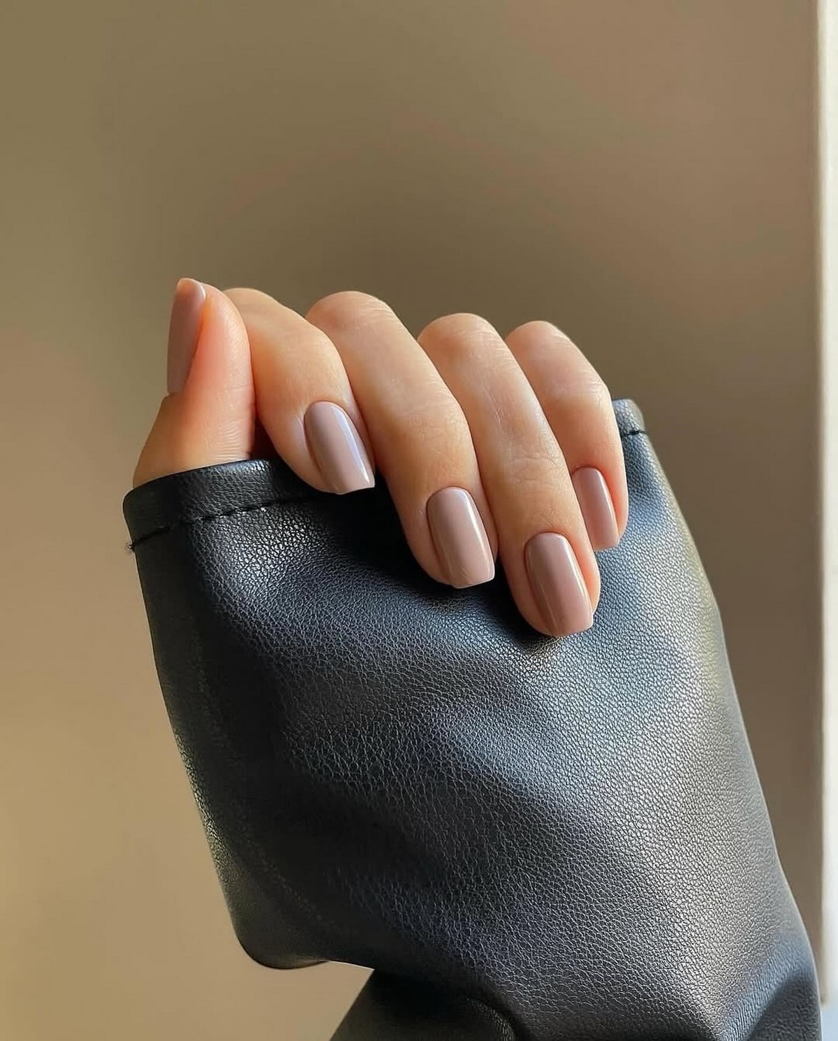 Бежевий манікюр на короткі нігті: тихий тренд, який виглядає дорого