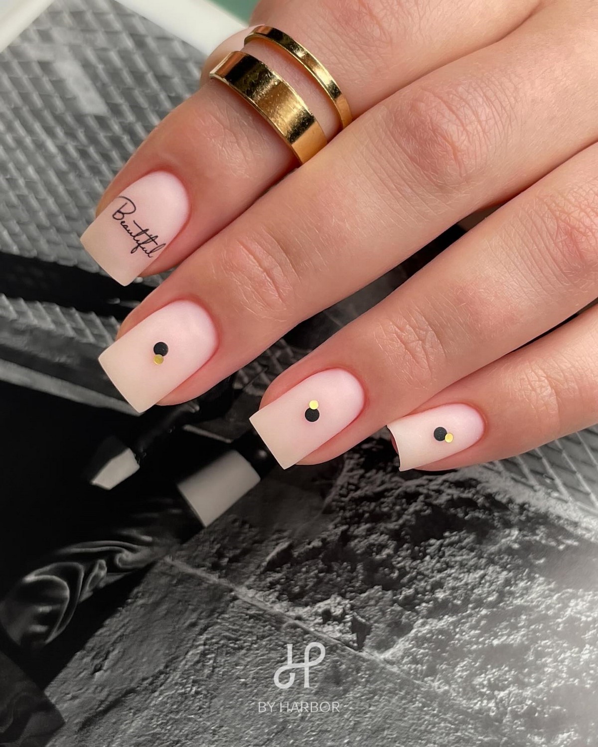 Бежевий манікюр на короткі нігті: тихий тренд, який виглядає дорого