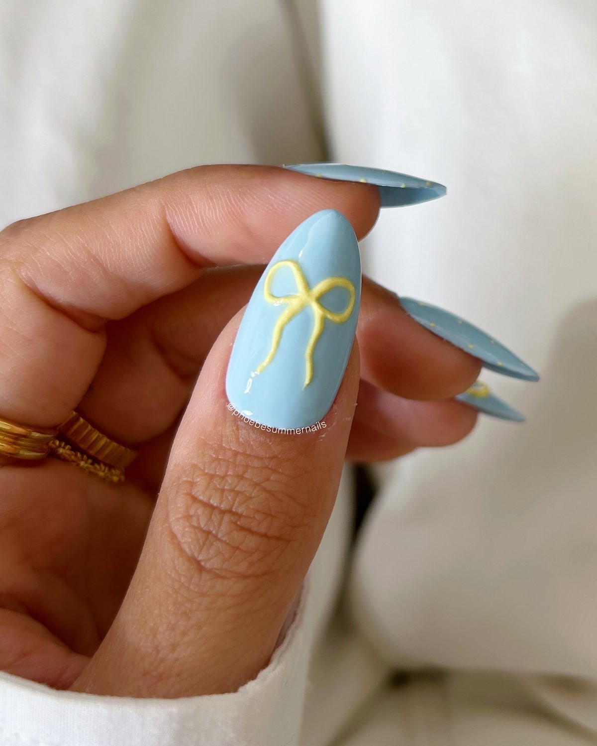 Чому блакитний манікюр став головним кольором весни