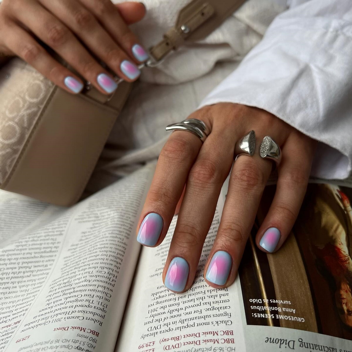 Чому блакитний манікюр став головним кольором весни