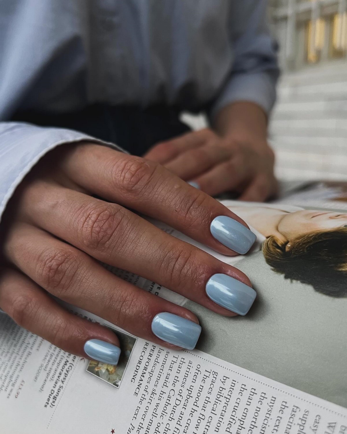 Чому блакитний манікюр став головним кольором весни