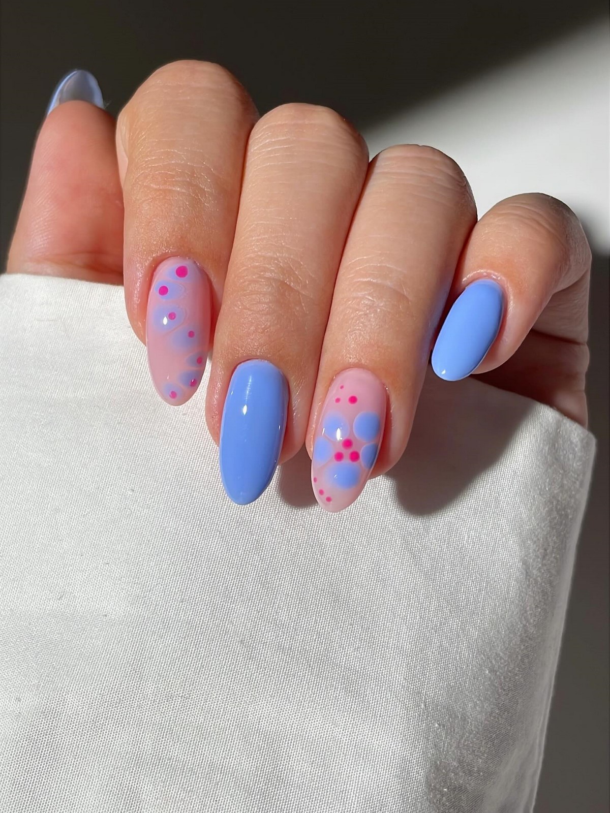 Чому блакитний манікюр став головним кольором весни