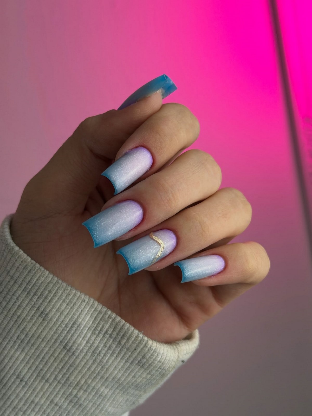 Чому блакитний манікюр став головним кольором весни