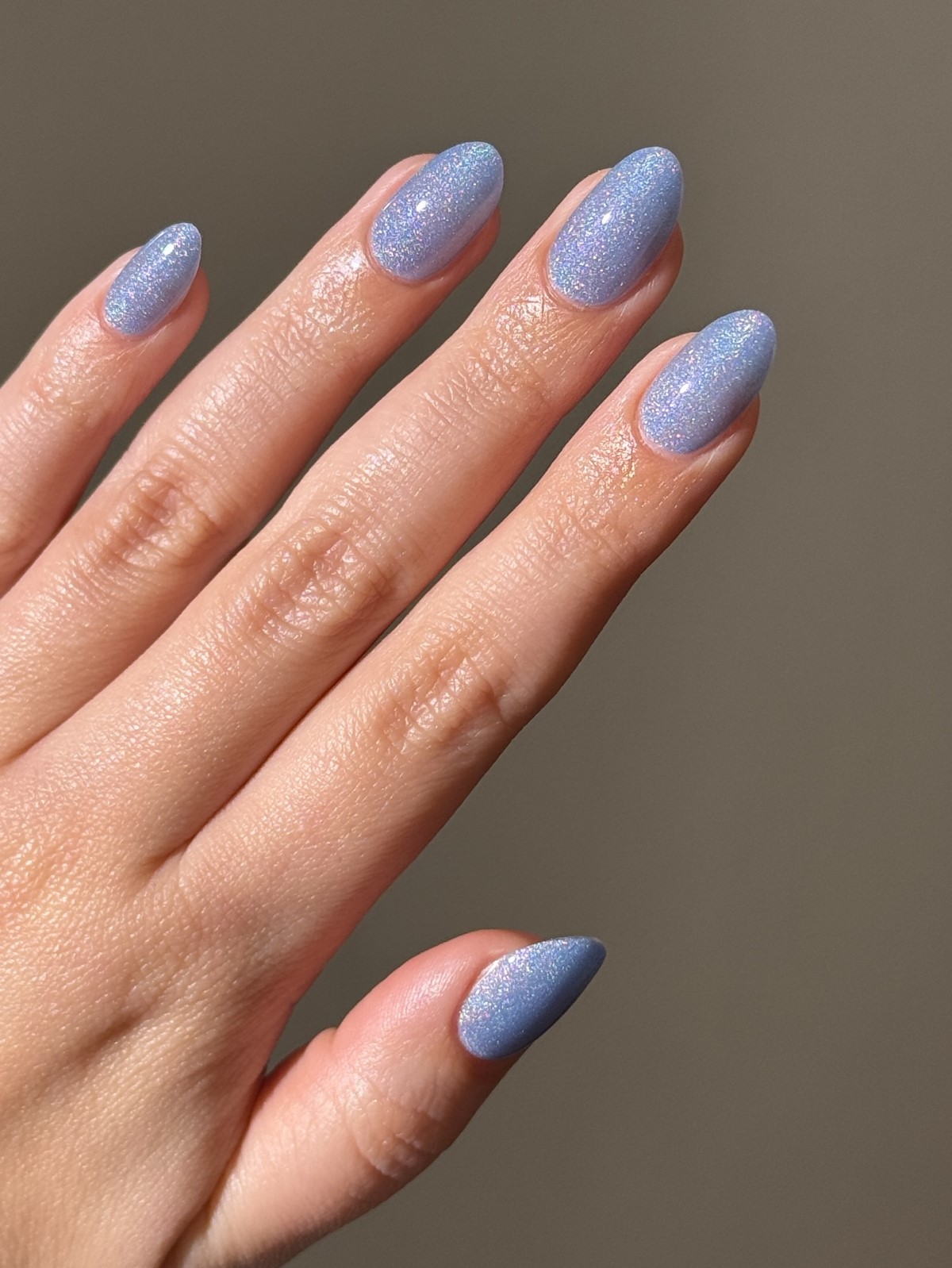 Чому блакитний манікюр став головним кольором весни