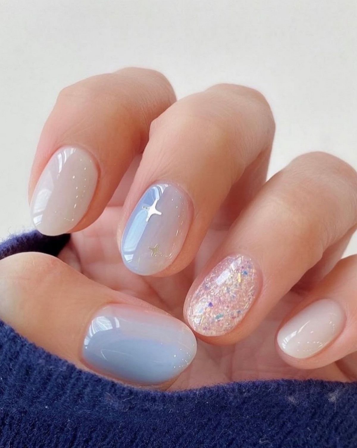 Чому блакитний манікюр став головним кольором весни