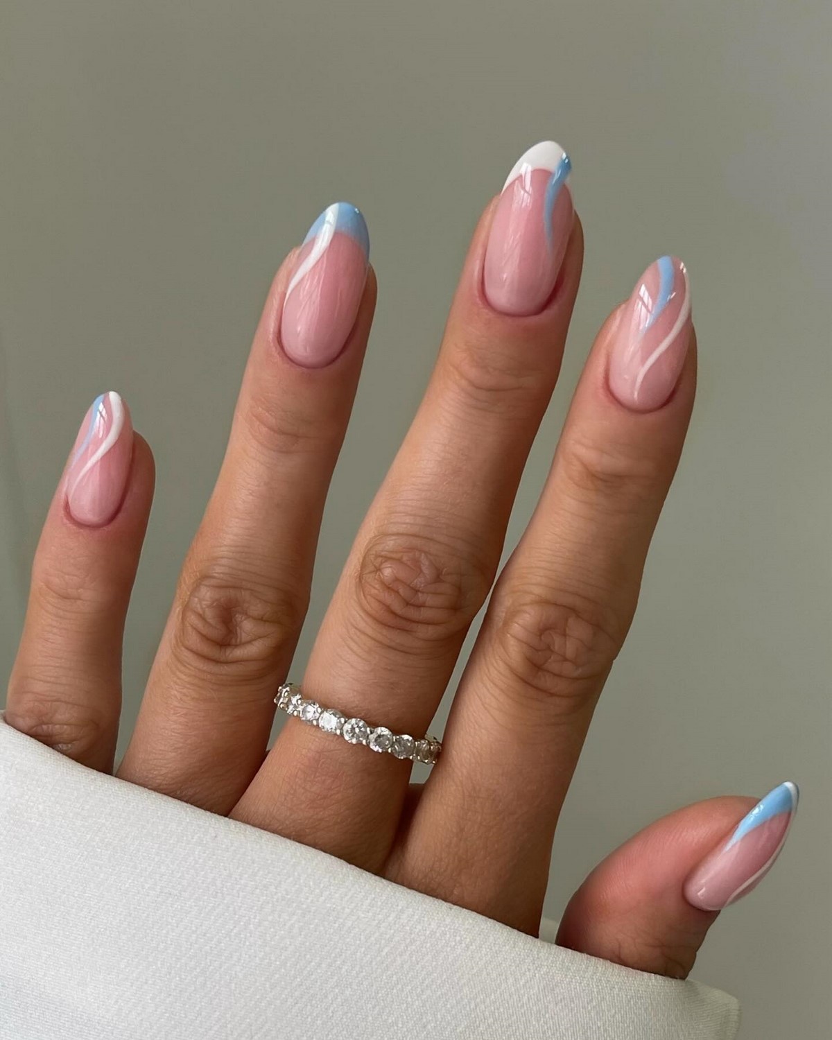 Чому блакитний манікюр став головним кольором весни