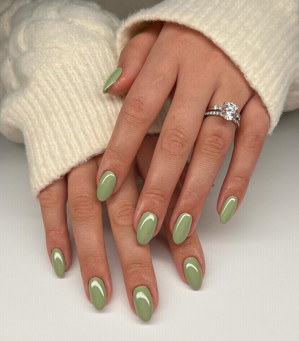 Фісташковий манікюр весни 2026, який виглядає дорого