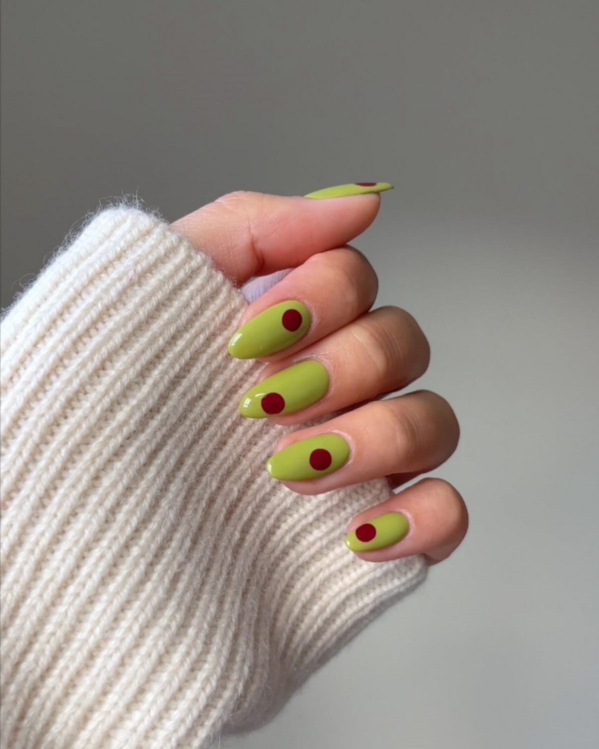 Фісташковий манікюр весни 2026, який виглядає дорого