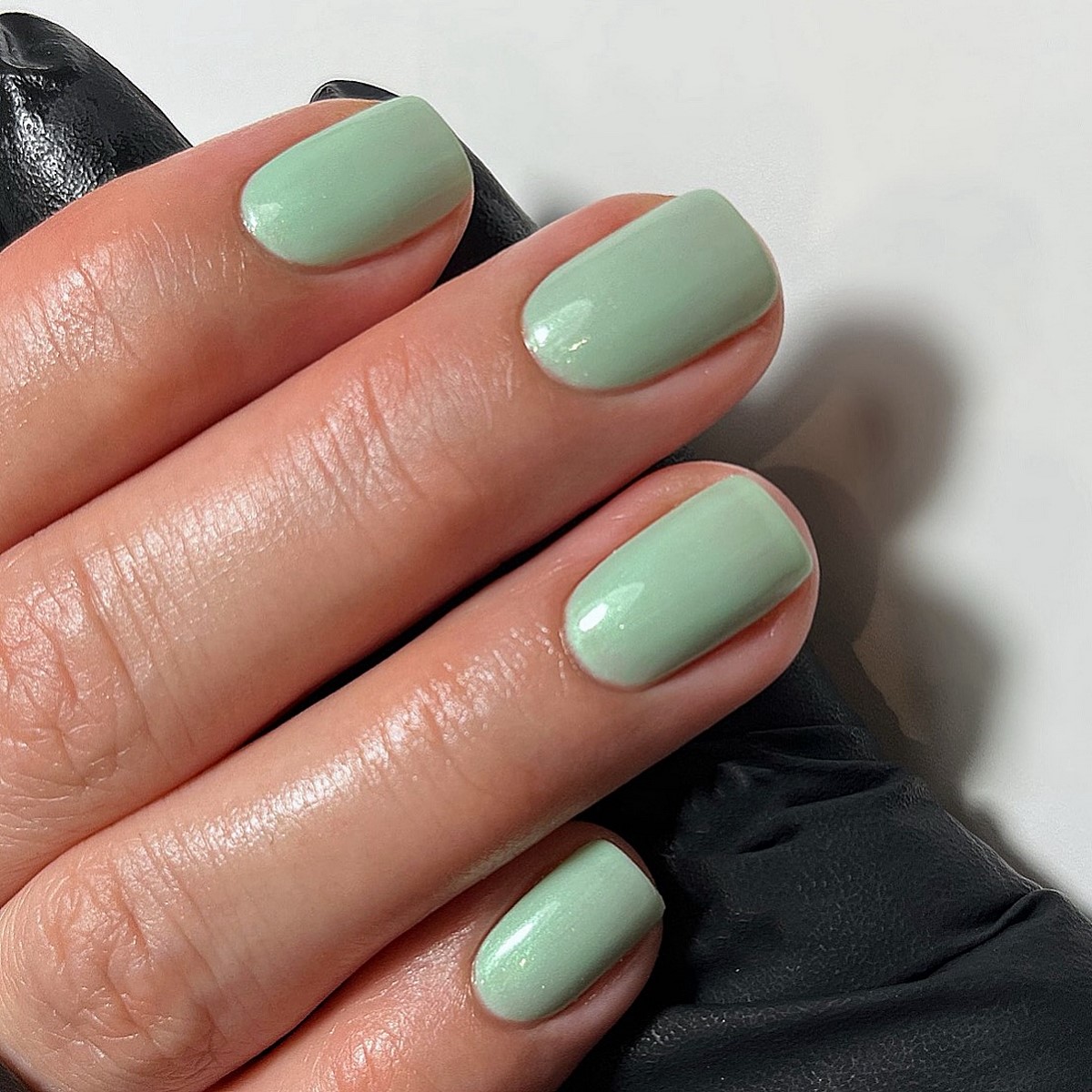 Фісташковий манікюр весни 2026, який виглядає дорого