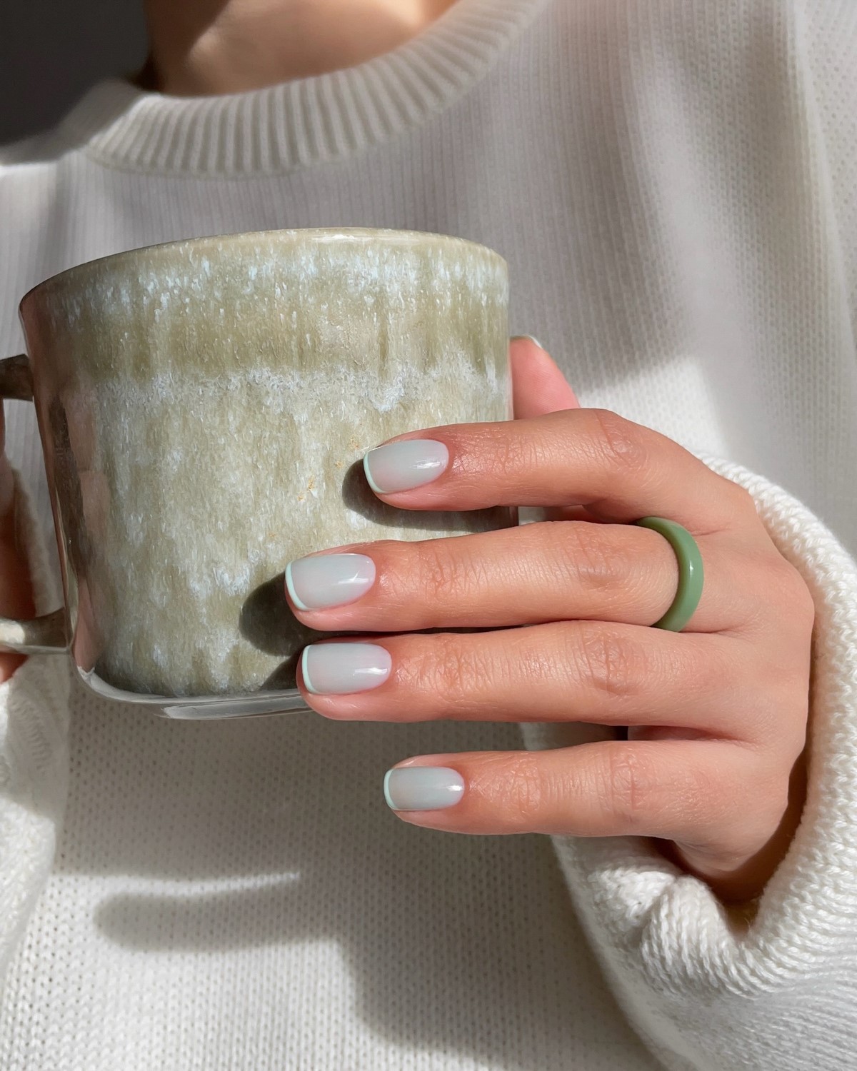 Френч на короткі нігті квітня: акуратний манікюр, який повернувся