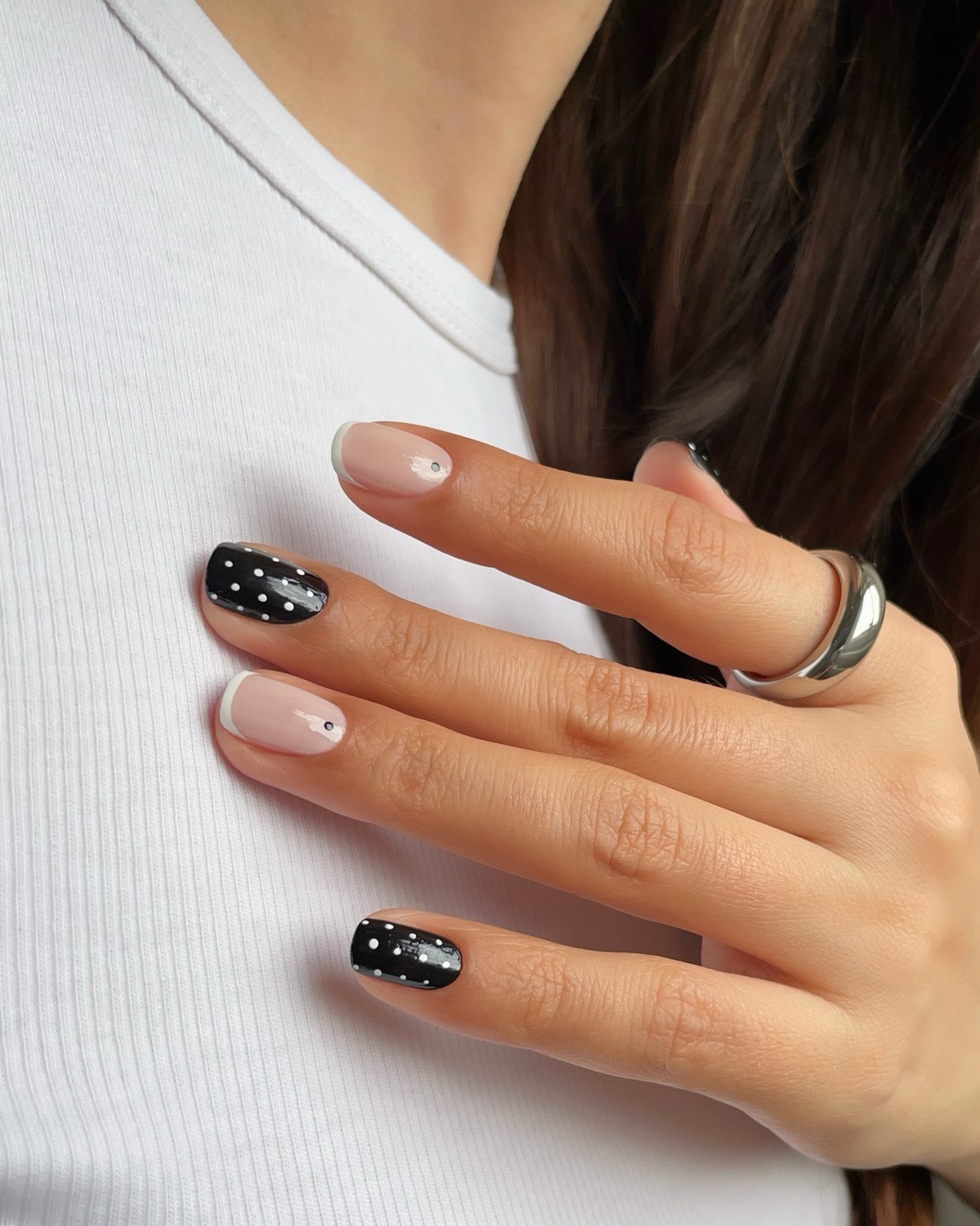 Френч на короткі нігті квітня: акуратний манікюр, який повернувся