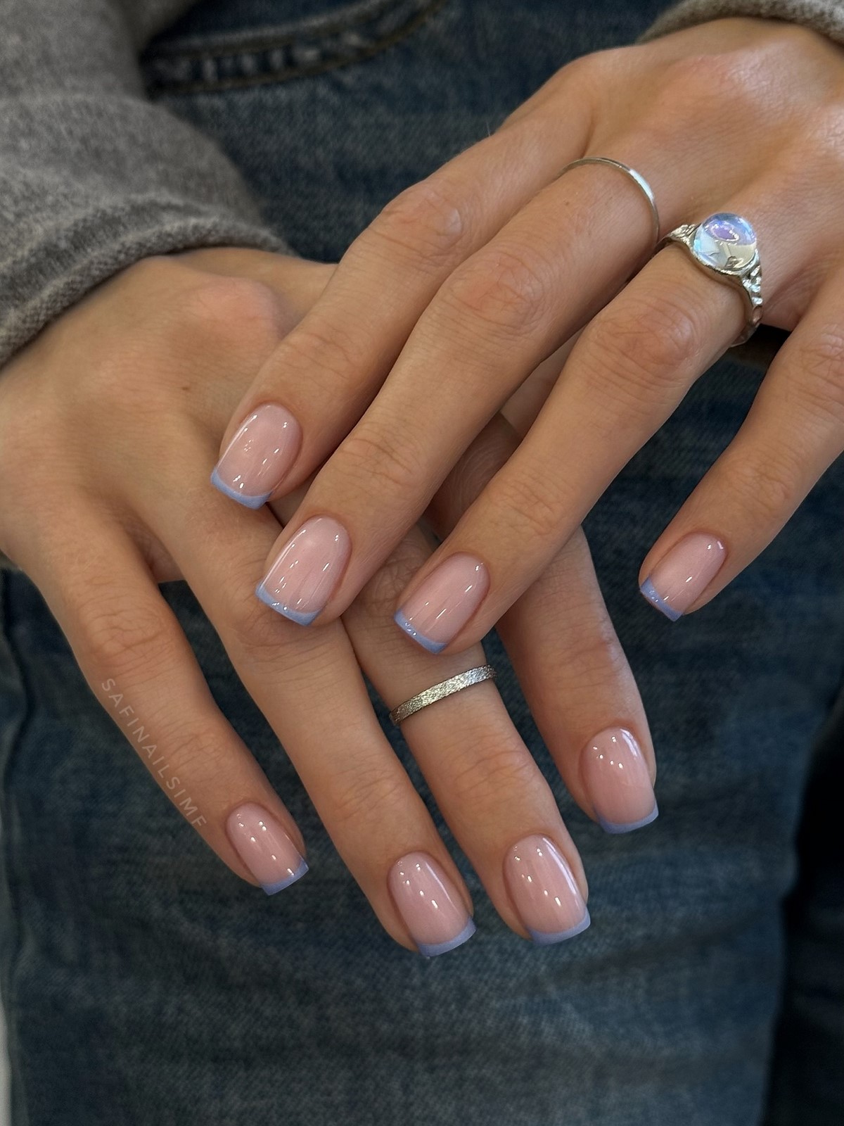 Френч на короткі нігті квітня: акуратний манікюр, який повернувся