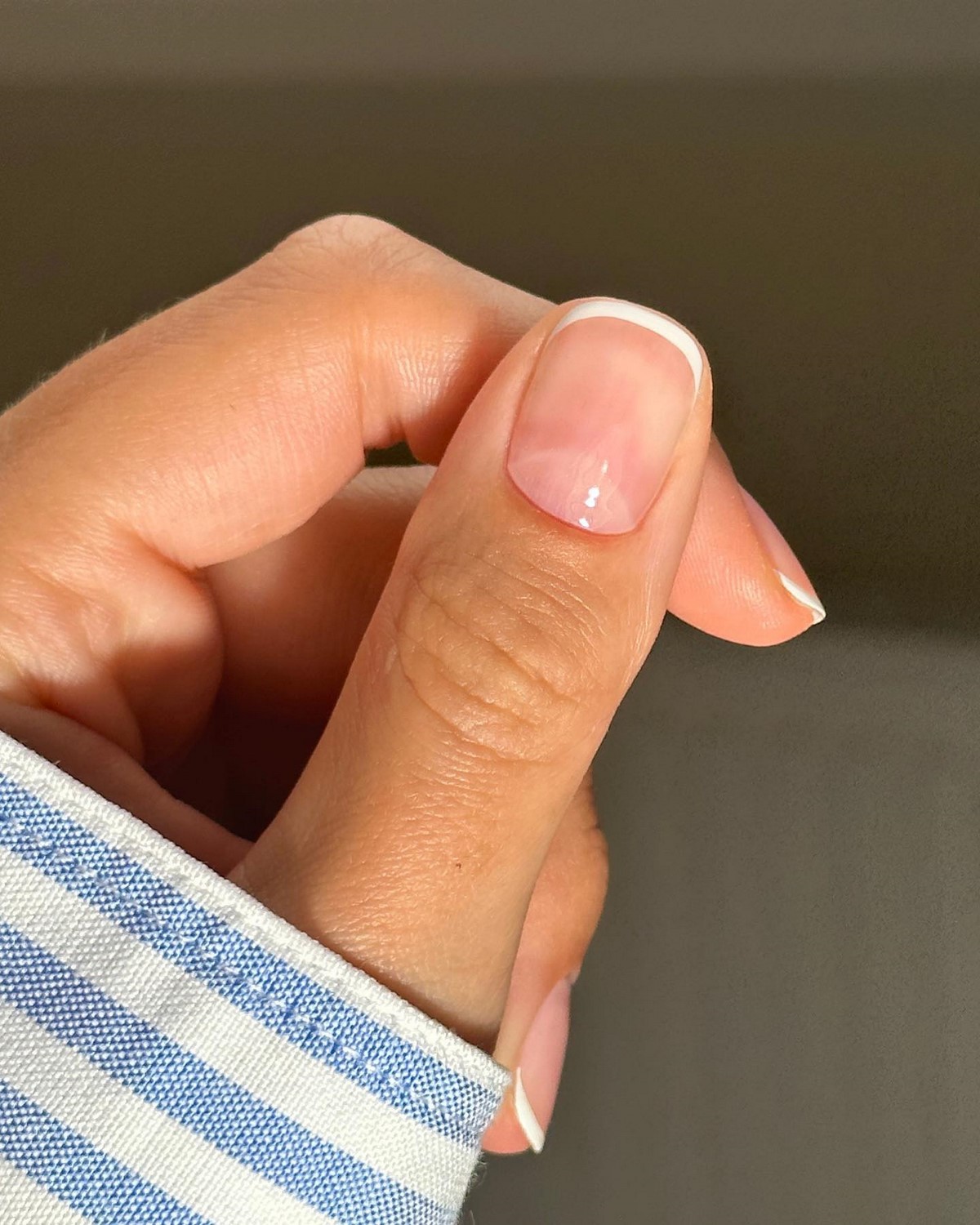 Френч на короткі нігті квітня: акуратний манікюр, який повернувся