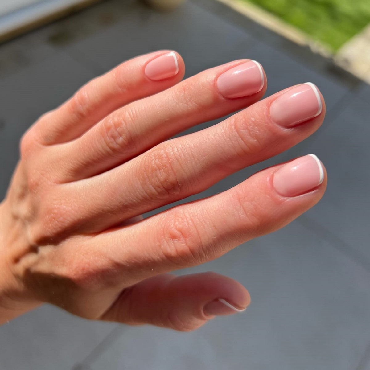 Френч на короткі нігті квітня: акуратний манікюр, який повернувся