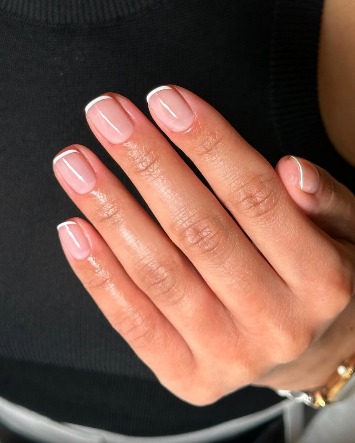 Френч на короткі нігті квітня: акуратний манікюр, який повернувся