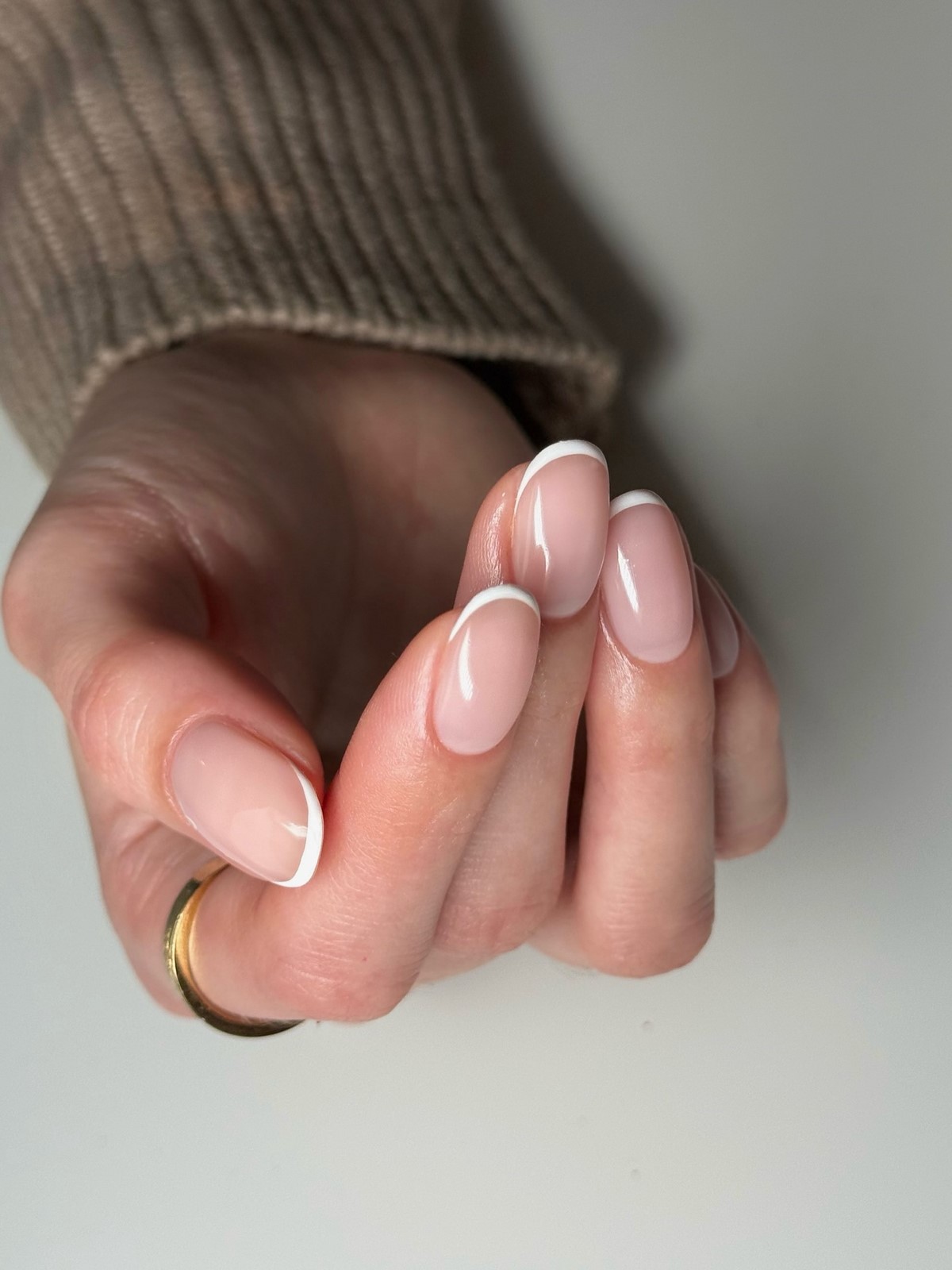 Френч на короткі нігті квітня: акуратний манікюр, який повернувся