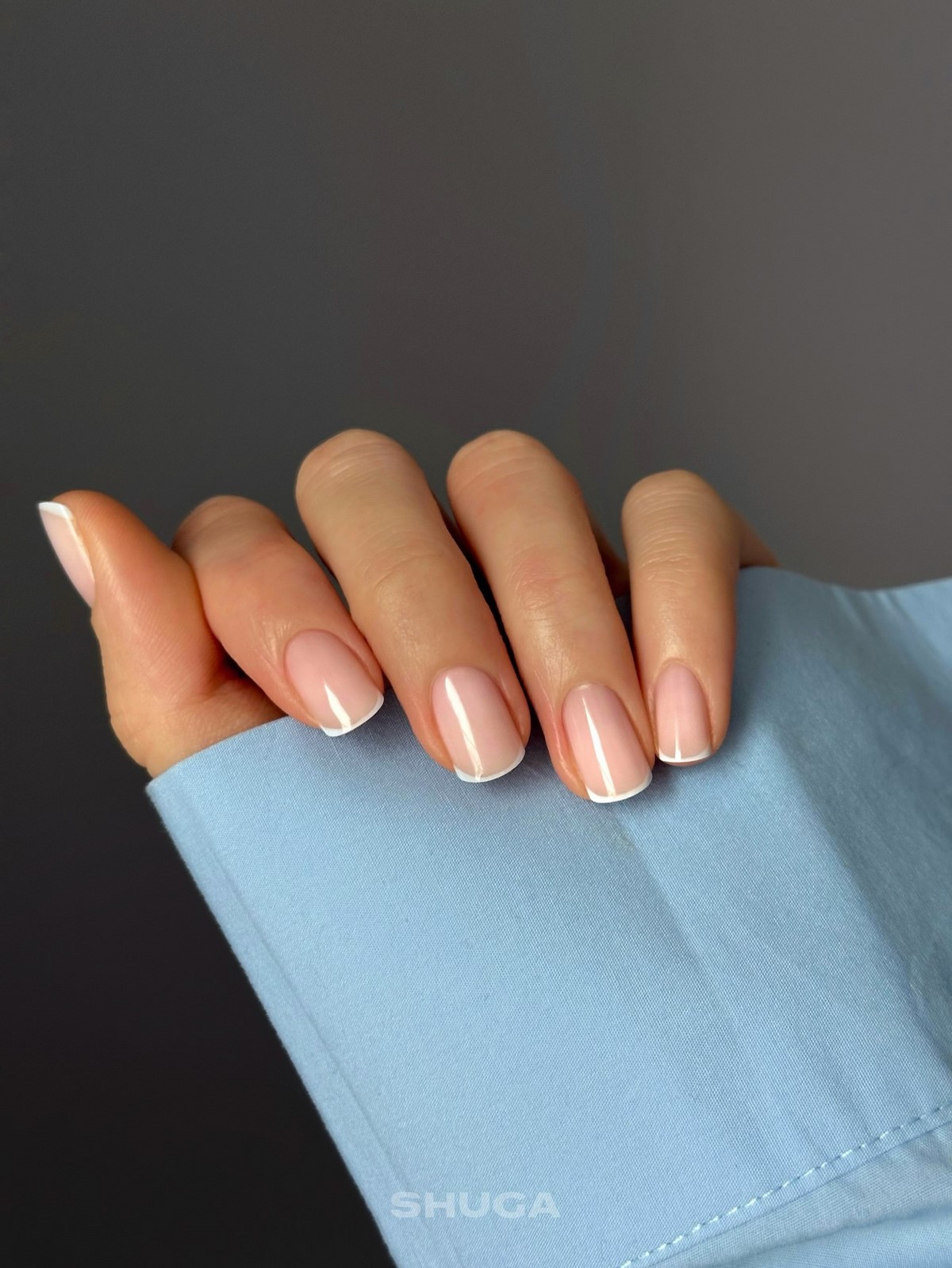 Френч на короткі нігті квітня: акуратний манікюр, який повернувся