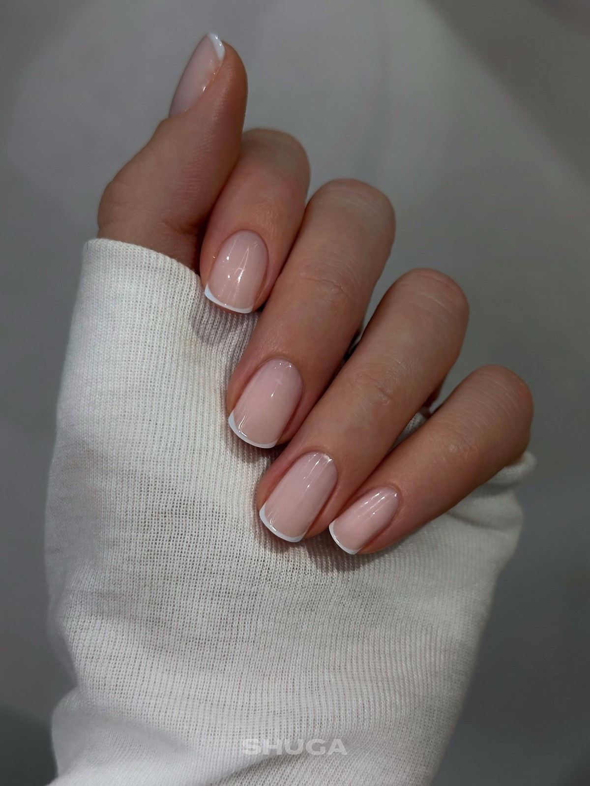 Френч на короткі нігті квітня: акуратний манікюр, який повернувся