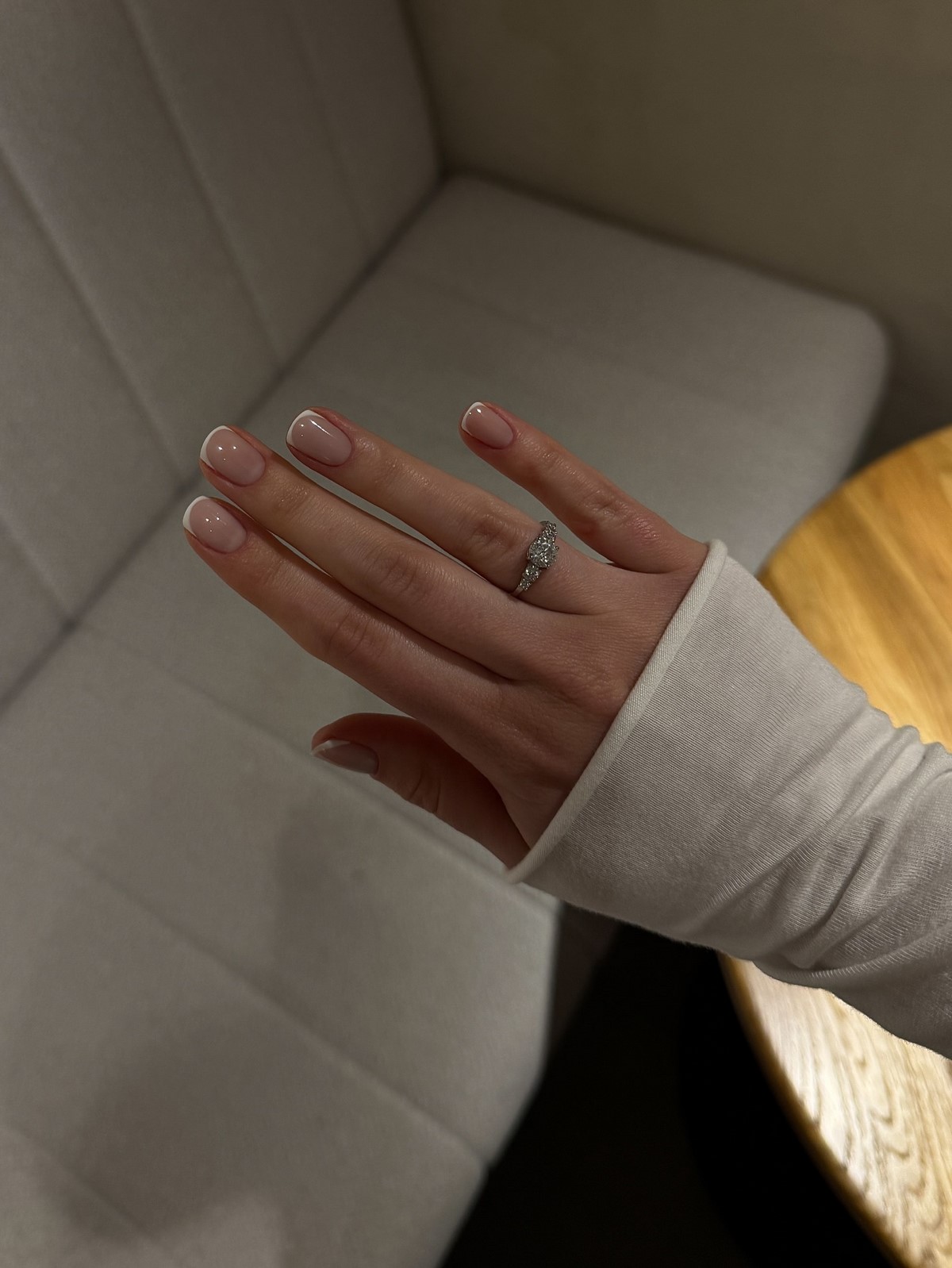 Френч на короткі нігті квітня: акуратний манікюр, який повернувся