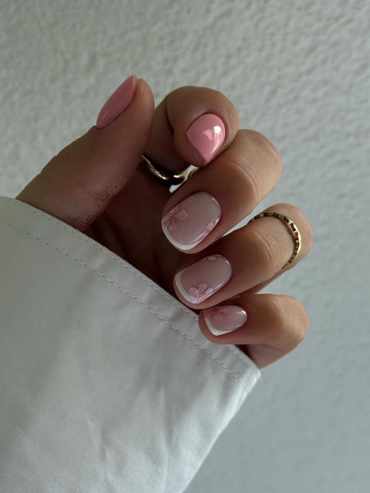 Френч на короткі нігті квітня: акуратний манікюр, який повернувся