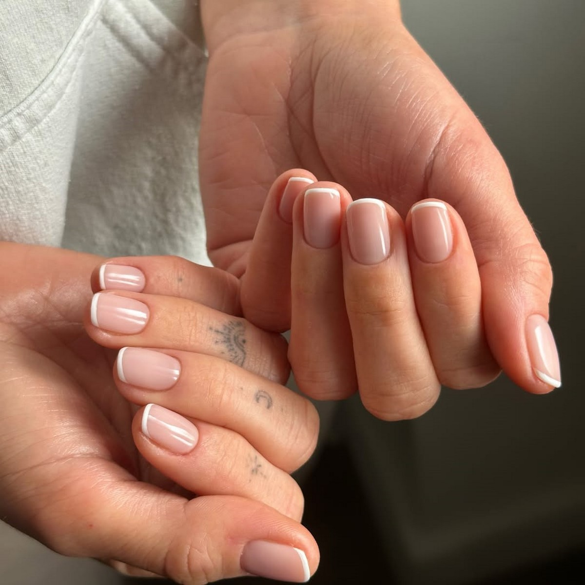 Французький манікюр навесні 2026: свіжі ідеї для коротких нігтів