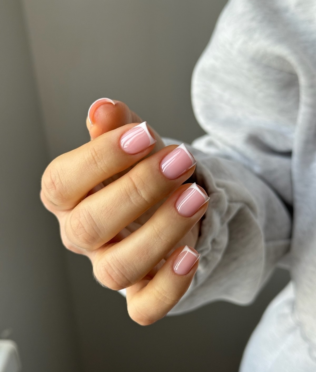 Французький манікюр навесні 2026: свіжі ідеї для коротких нігтів