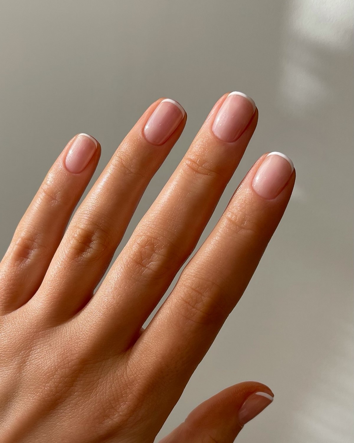 Французький манікюр навесні 2026: свіжі ідеї для коротких нігтів