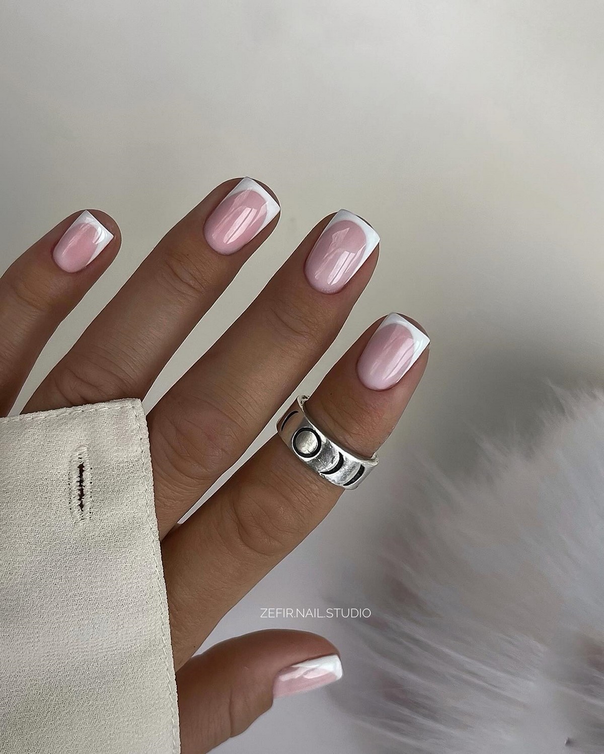 Французький манікюр навесні 2026: свіжі ідеї для коротких нігтів