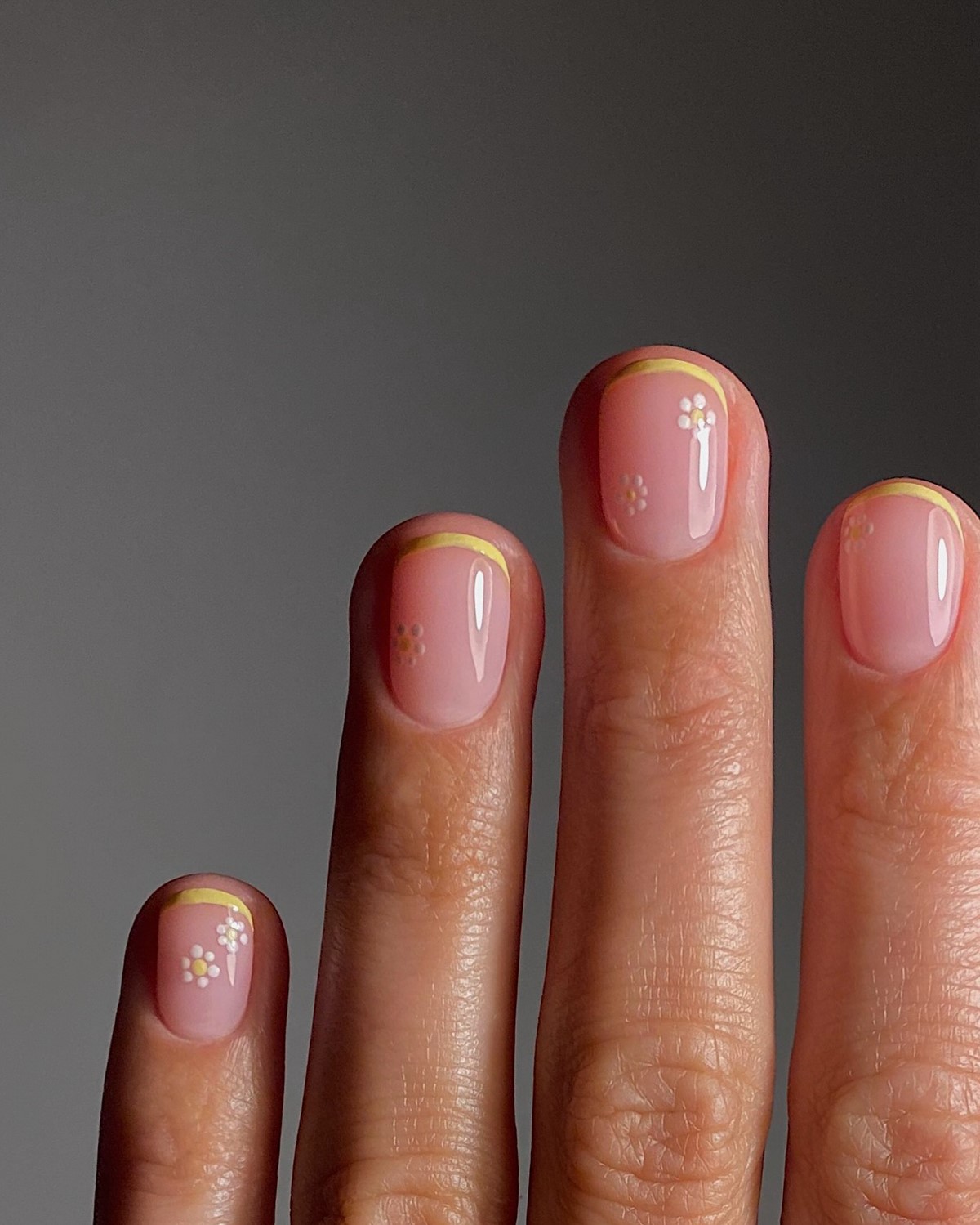 Французький манікюр навесні 2026: свіжі ідеї для коротких нігтів