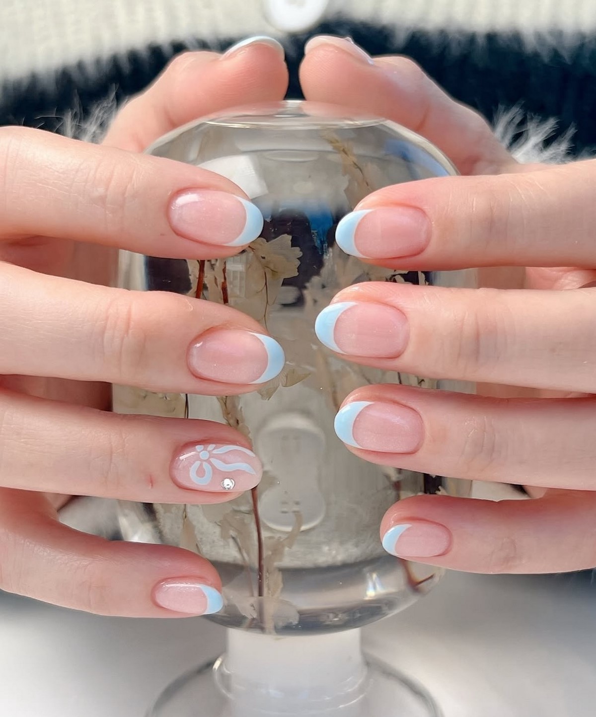 Французький манікюр навесні 2026: свіжі ідеї для коротких нігтів