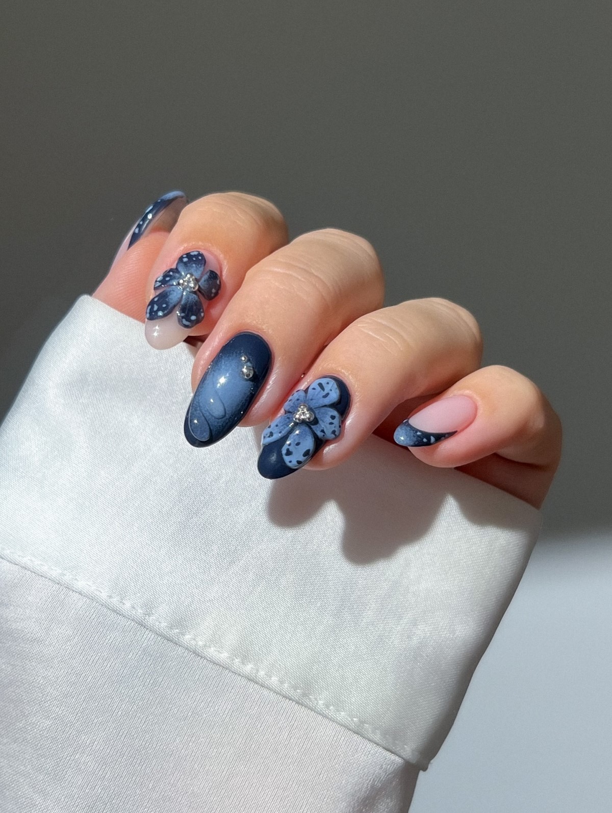 Ореол на нігтях: чому halo-манікюр підкорив весну 2026