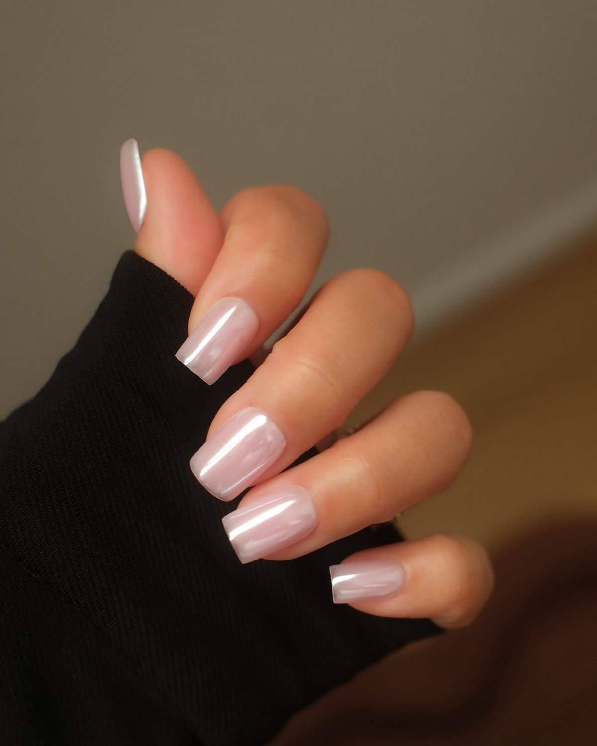 Глазурований манікюр на короткі нігті квітня: ефект скла