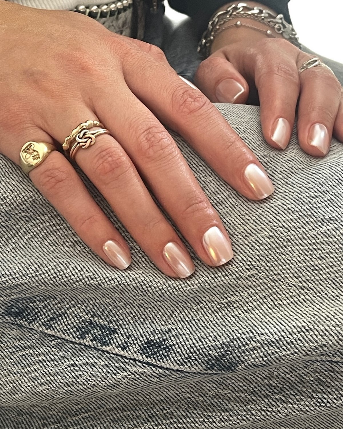 Глазурований манікюр на короткі нігті квітня: ефект скла