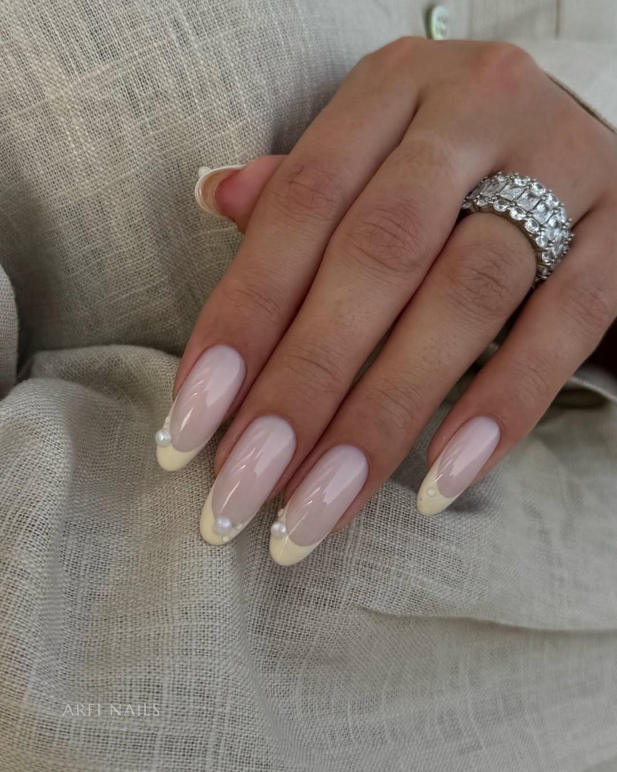 Глазурований манікюр на короткі нігті квітня: ефект скла