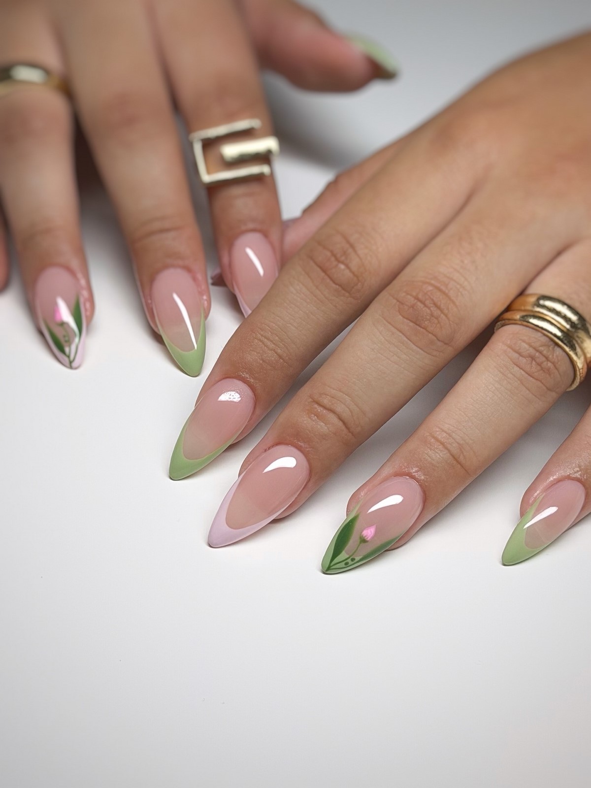 Глазурований манікюр на короткі нігті квітня: ефект скла