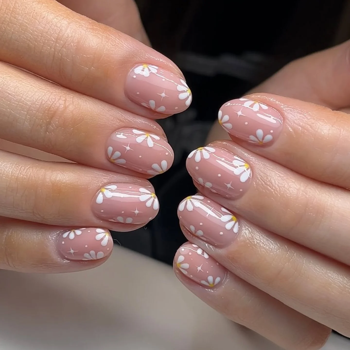 Глазурований манікюр на короткі нігті квітня: ефект скла