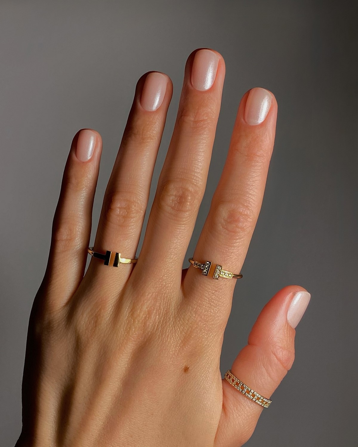 Глазурований манікюр на короткі нігті квітня: ефект скла