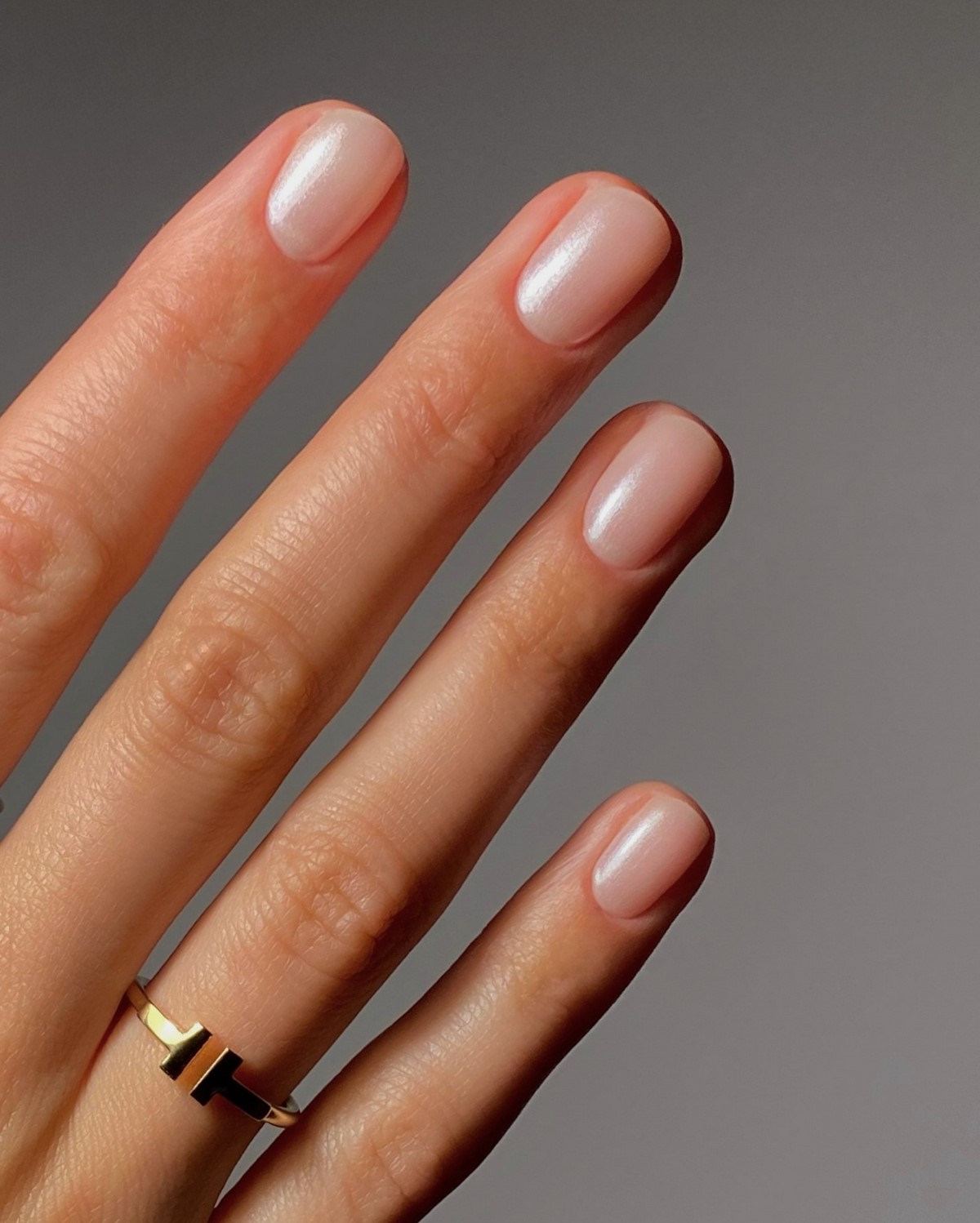 Глазурований манікюр на короткі нігті квітня: ефект скла