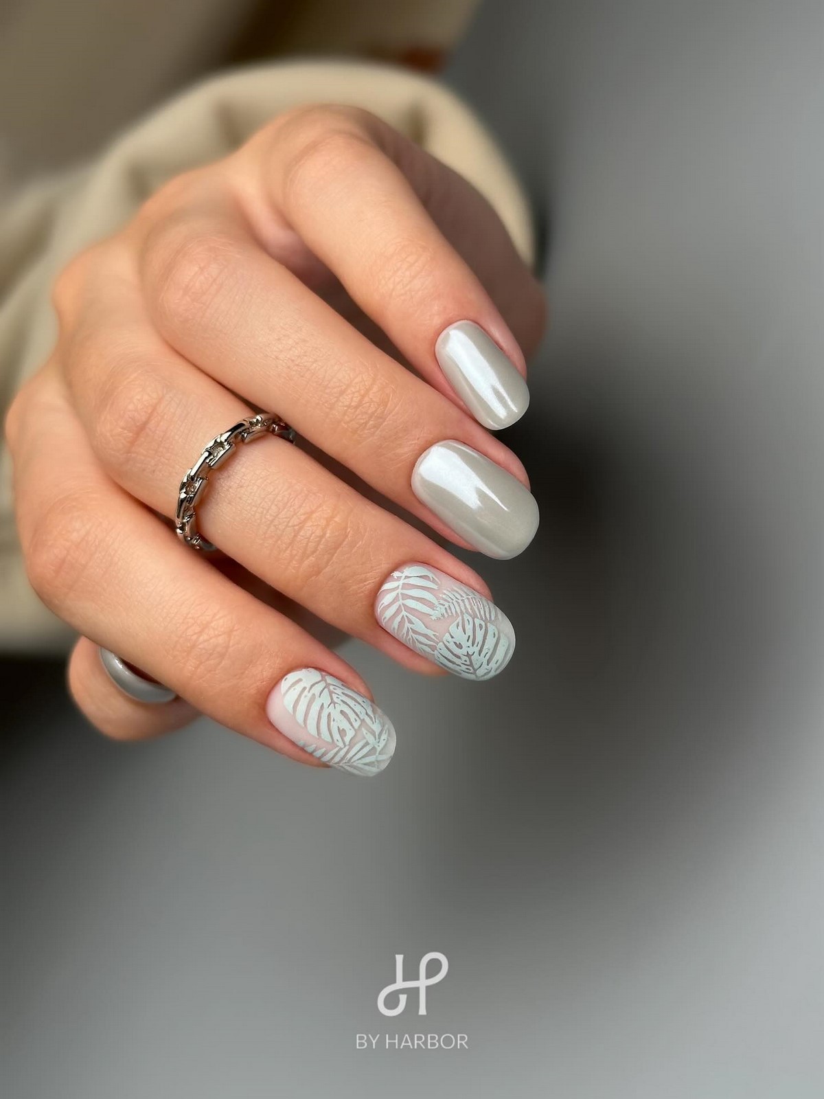 Глазурований манікюр на короткі нігті квітня: ефект скла